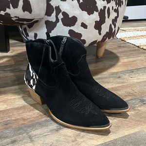 Women’s Dingo Brand Heeled Cowboy Boot - 8.5 M - Black with Cow Print